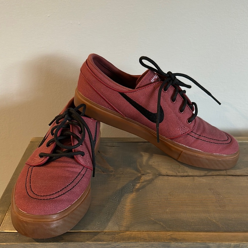 Nike Men's Red ZOOM AIR-  Canvas Sneakers

Size 9.5
